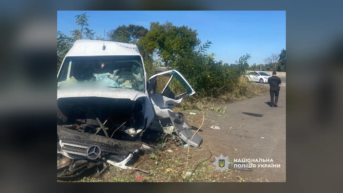 Поблизу Нерубайського мікроавтобус врізався у відбійник: одна людина загинула