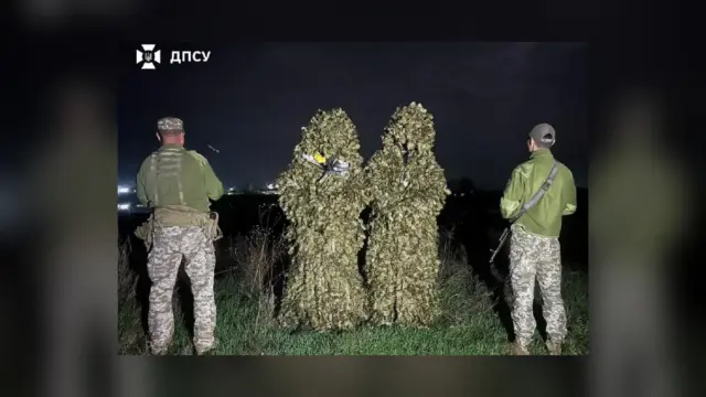 У Роздільнянському районі затримали двох чоловіків у маскувальних костюмах