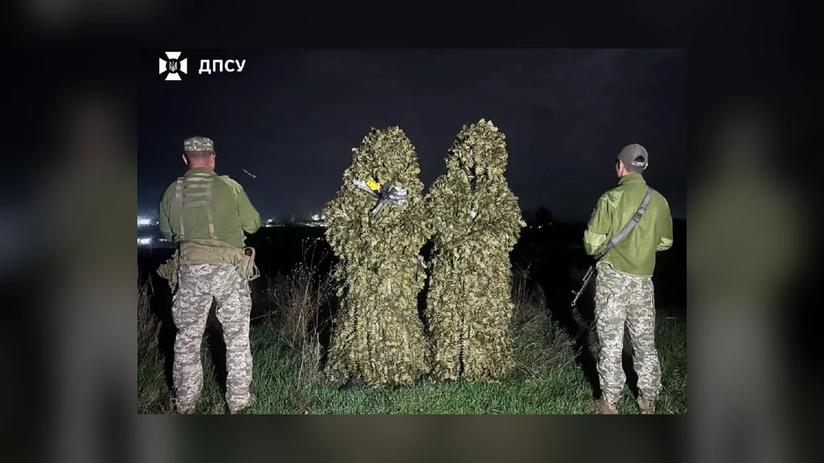 У Роздільнянському районі затримали двох чоловіків у маскувальних костюмах