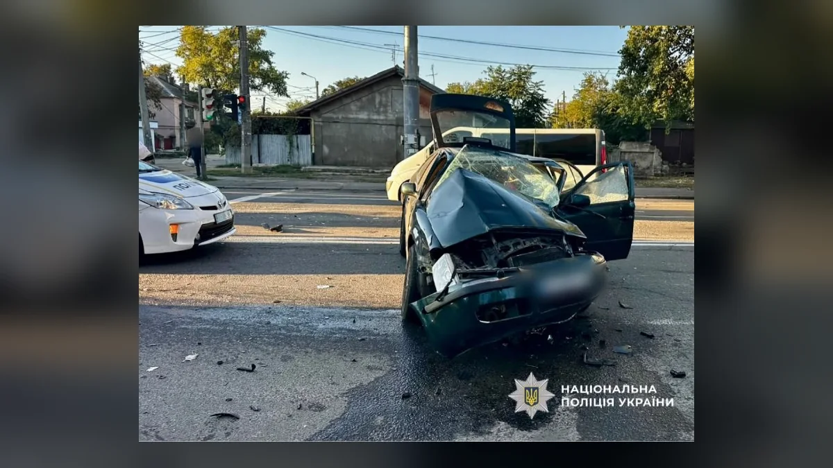 На Стовповій в Одесі зіткнулися легковик та автобус: постраждав водій