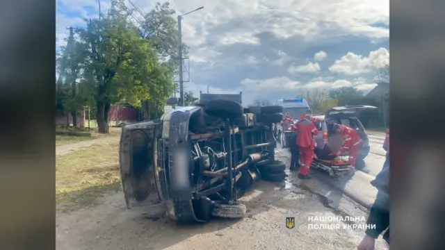 У Великодолинському зіткнулися легковик і вантажівка: постраждали троє людей