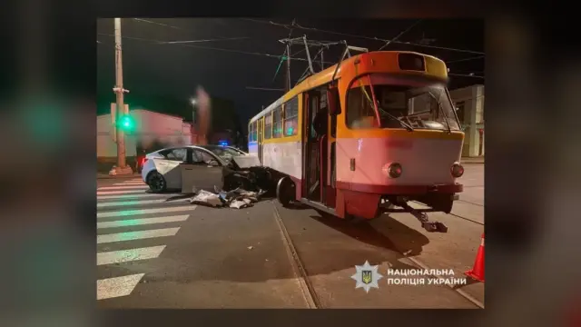 В Одесі на Старопортофранківській водій Tesla загинув у ДТП з трамваєм