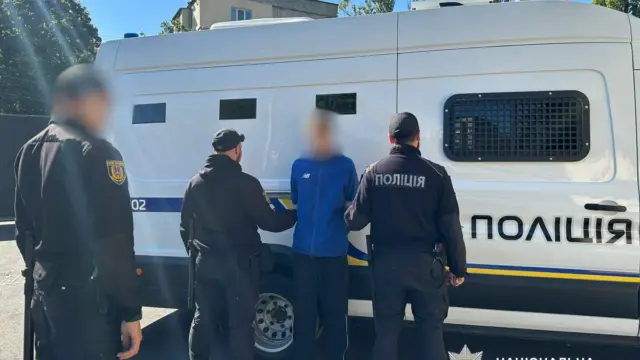 У Київському районі Одеси затримали чоловіка за розбій у квітковій крамниці