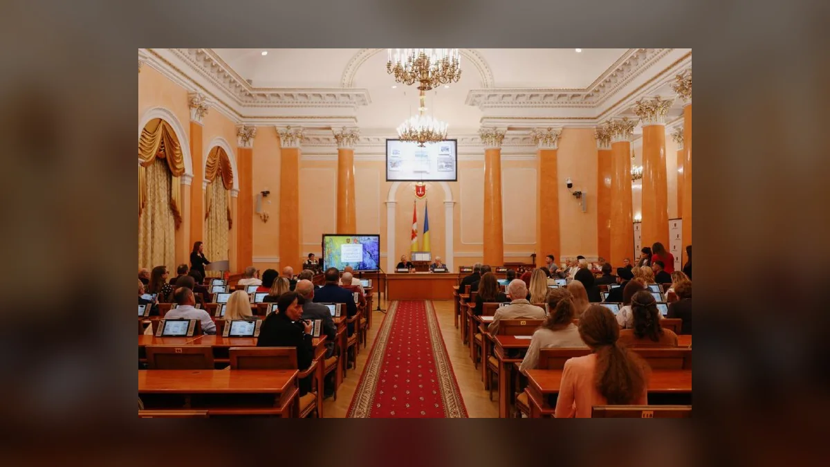 В Одеській мерії нагородили митців і відкрили скульптуру Мій дім на Біржовій площі